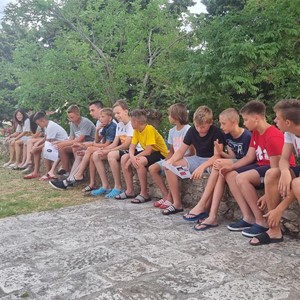 Ministranti zagrebačke Župe Svete Terezije od Djeteta Isusa na duhovno-rekreativnom ljetovanju na otoku Prviću